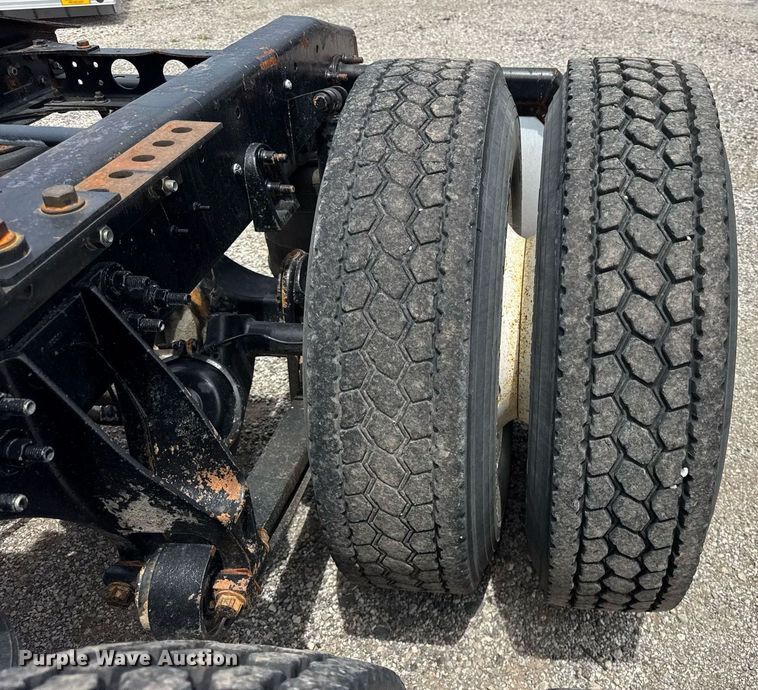 image for item DI9433 2006 International 7400 semi truck