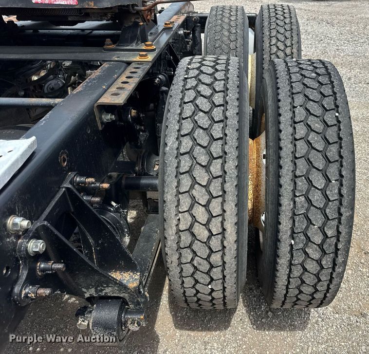 image for item DI9433 2006 International 7400 semi truck