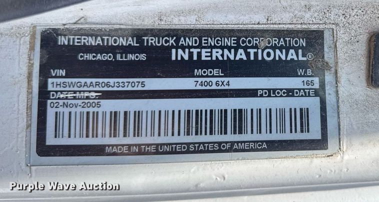 image for item DI9433 2006 International 7400 semi truck