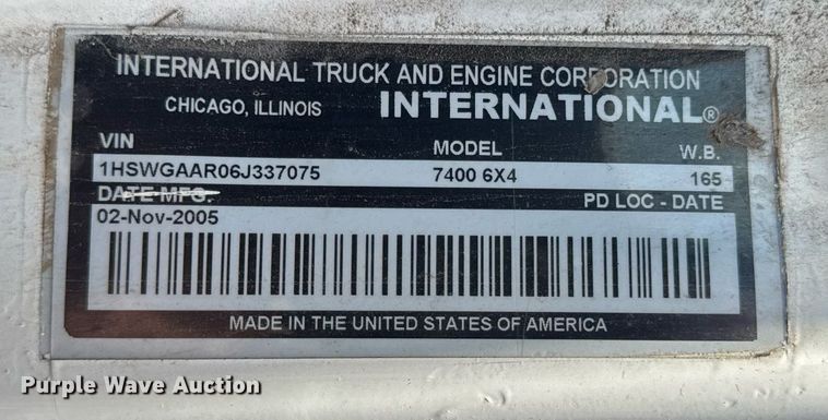 image for item DI9433 2006 International 7400 semi truck