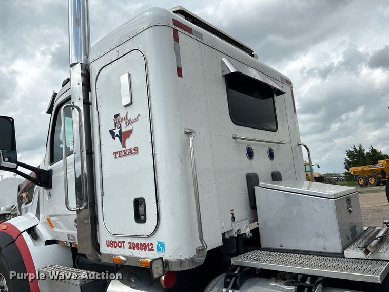 image for item DP6152 2016 Peterbilt 567 semi truck