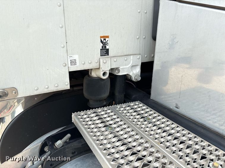 image for item DP6152 2016 Peterbilt 567 semi truck