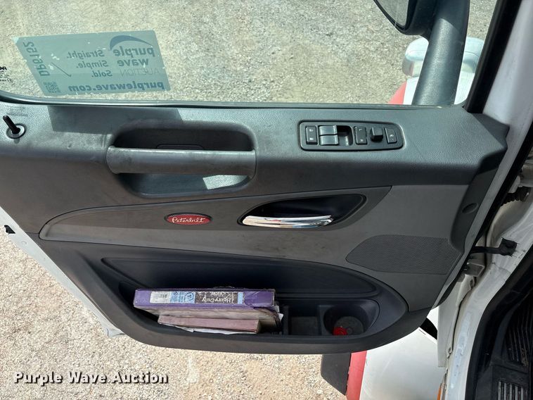 image for item DP6152 2016 Peterbilt 567 semi truck