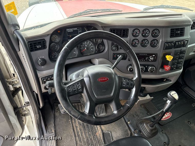 image for item DP6152 2016 Peterbilt 567 semi truck