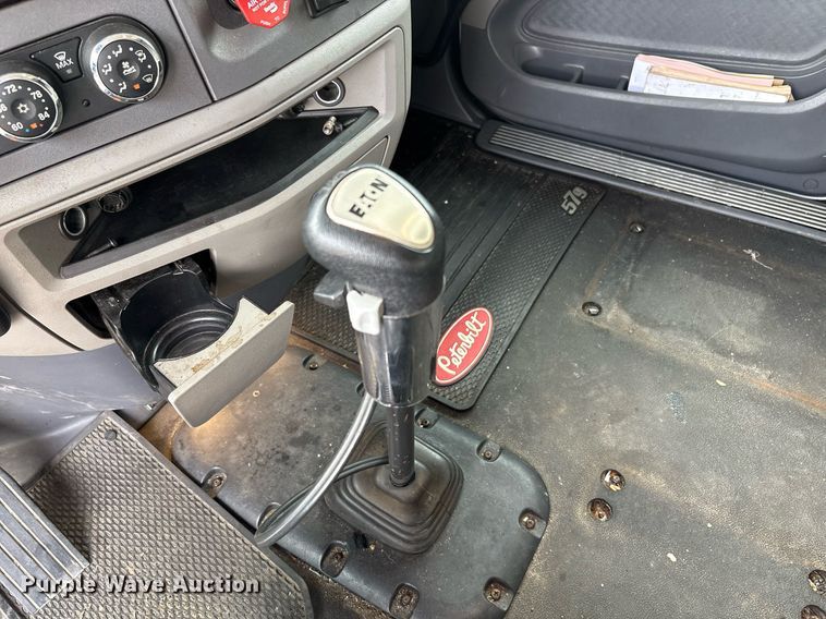 image for item DP6152 2016 Peterbilt 567 semi truck