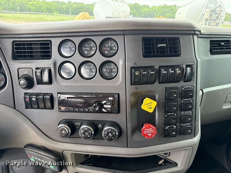 image for item DP6152 2016 Peterbilt 567 semi truck