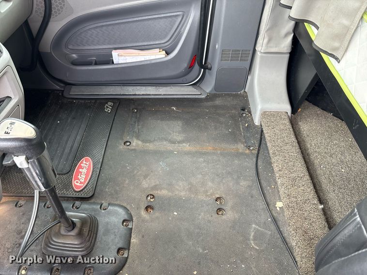 image for item DP6152 2016 Peterbilt 567 semi truck