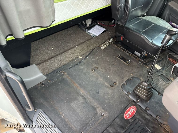 image for item DP6152 2016 Peterbilt 567 semi truck