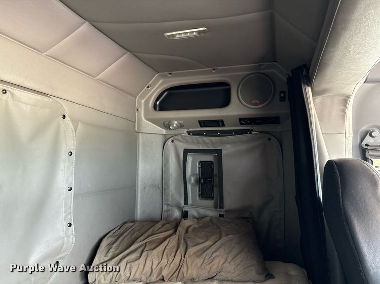 image for item DP6152 2016 Peterbilt 567 semi truck