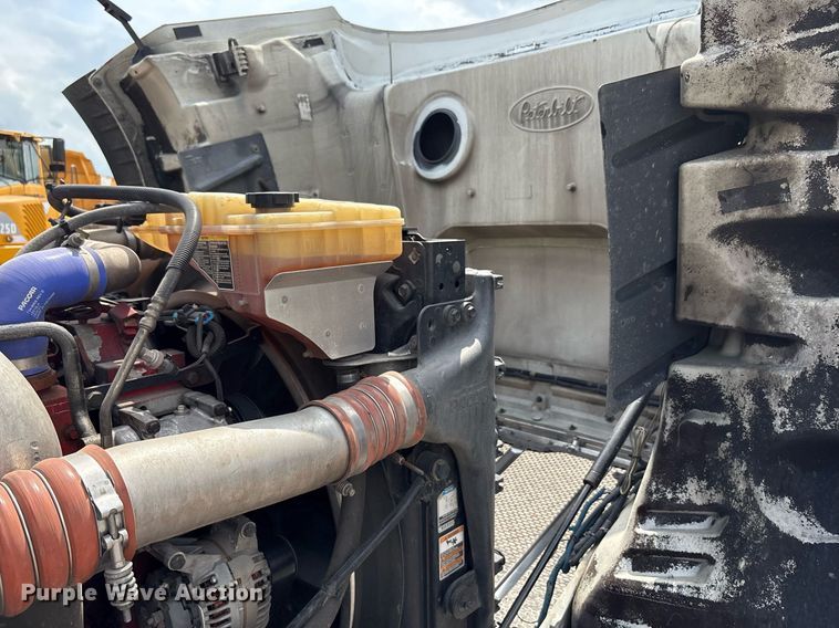 image for item DP6152 2016 Peterbilt 567 semi truck