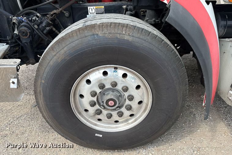 image for item DP6152 2016 Peterbilt 567 semi truck