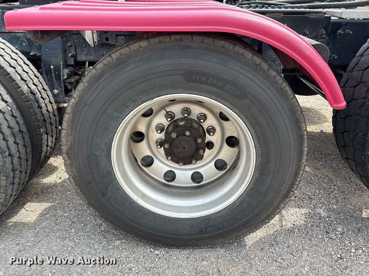 image for item DP6152 2016 Peterbilt 567 semi truck