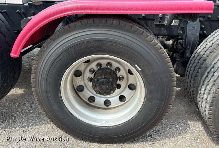 image for item DP6152 2016 Peterbilt 567 semi truck