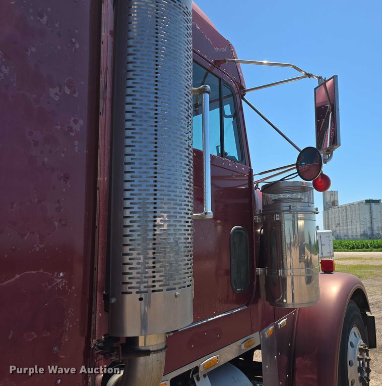 image for item DR3869 1998 Freightliner FLD120 semi truck