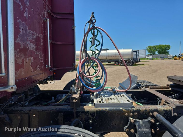 image for item DR3869 1998 Freightliner FLD120 semi truck