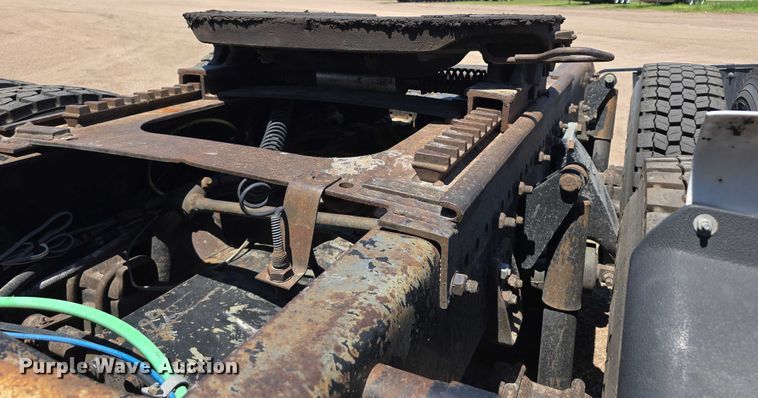 image for item DR3869 1998 Freightliner FLD120 semi truck