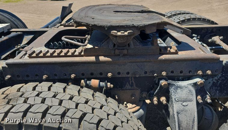 image for item DR3869 1998 Freightliner FLD120 semi truck