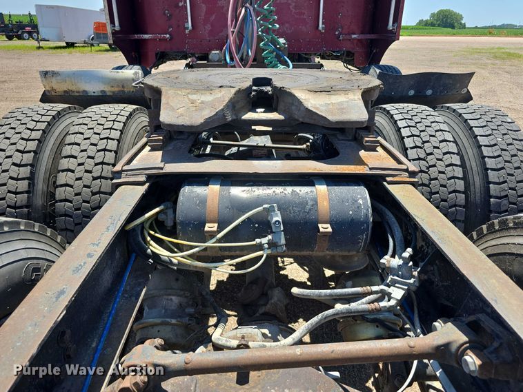 image for item DR3869 1998 Freightliner FLD120 semi truck