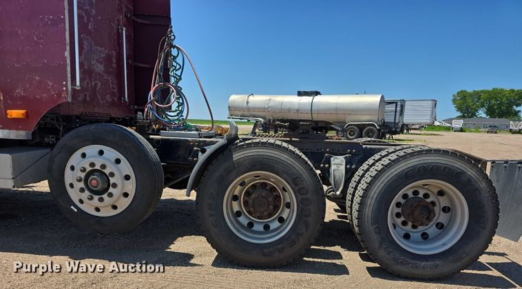 image for item DR3869 1998 Freightliner FLD120 semi truck