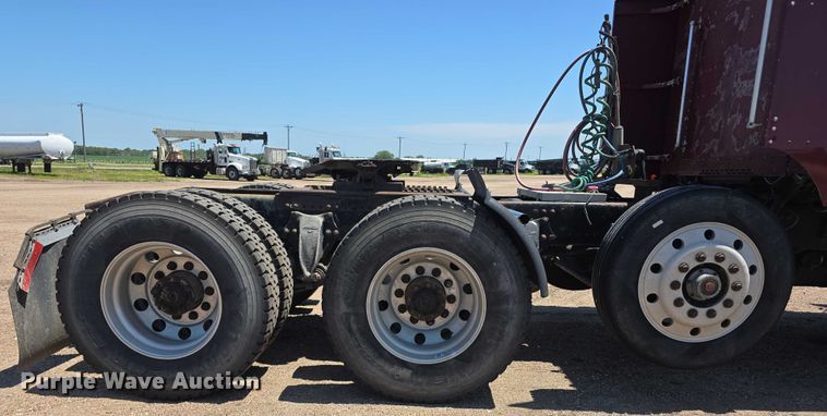 image for item DR3869 1998 Freightliner FLD120 semi truck