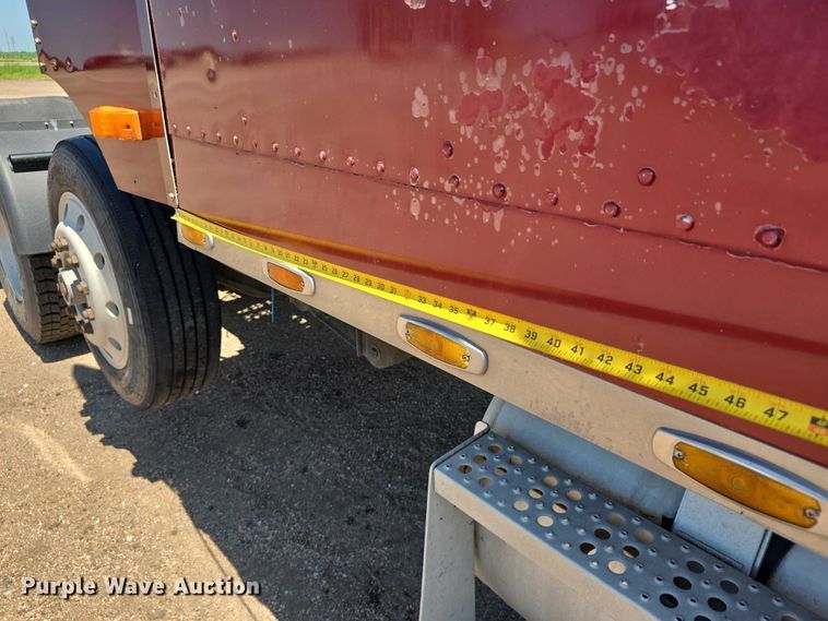 image for item DR3869 1998 Freightliner FLD120 semi truck