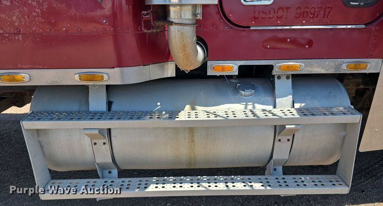 image for item DR3869 1998 Freightliner FLD120 semi truck