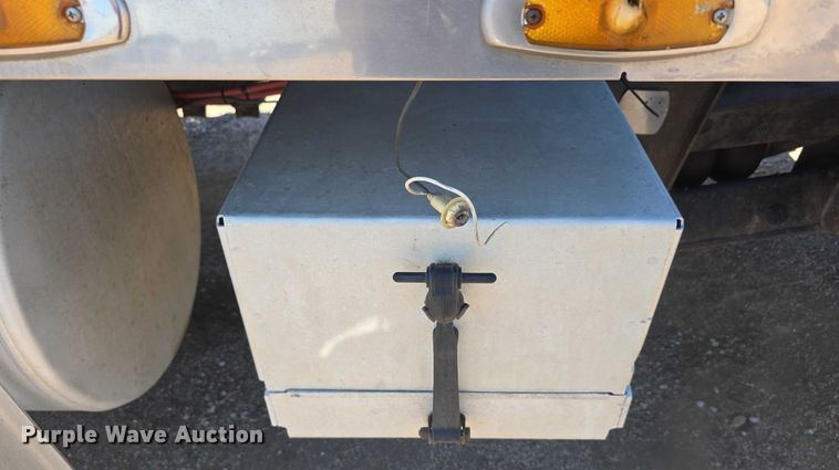 image for item DR3869 1998 Freightliner FLD120 semi truck