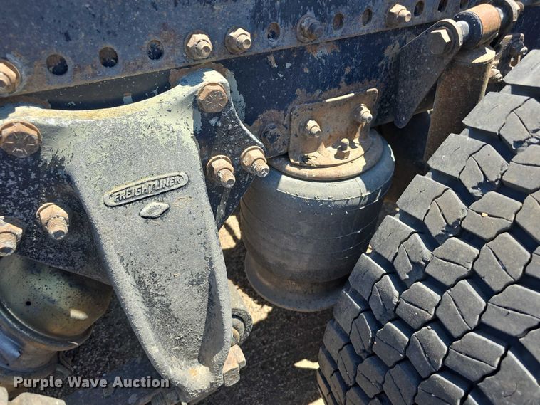 image for item DR3869 1998 Freightliner FLD120 semi truck