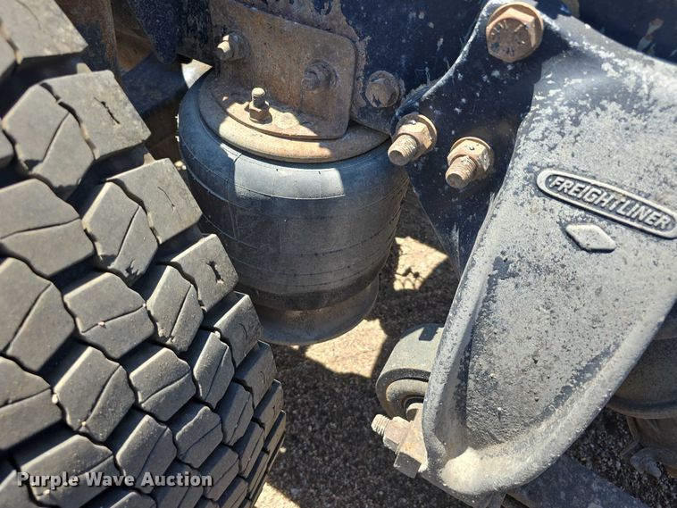 image for item DR3869 1998 Freightliner FLD120 semi truck