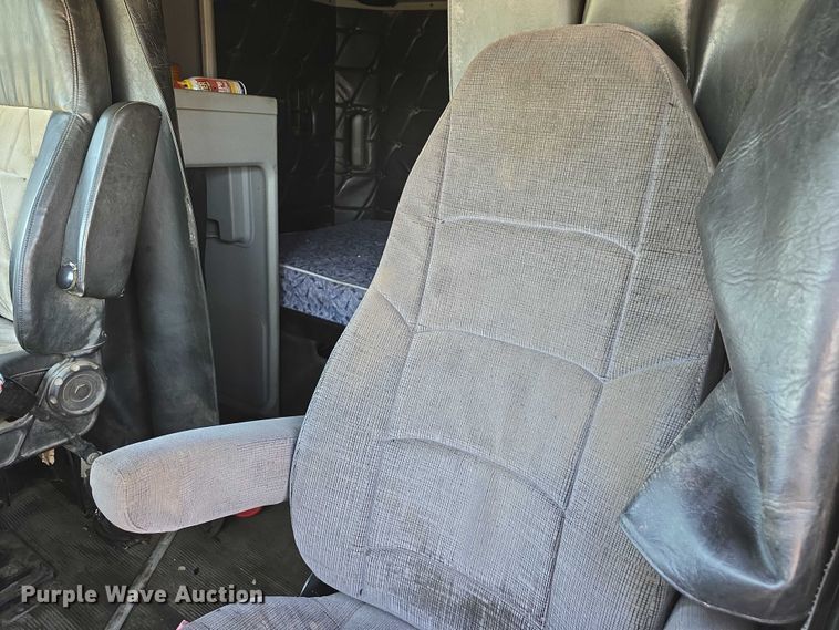 image for item DR3869 1998 Freightliner FLD120 semi truck