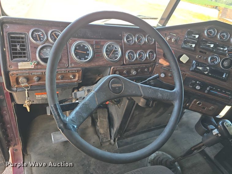 image for item DR3869 1998 Freightliner FLD120 semi truck