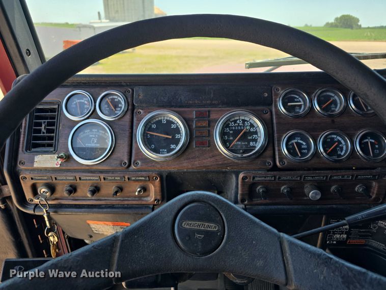 image for item DR3869 1998 Freightliner FLD120 semi truck