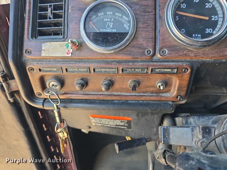 image for item DR3869 1998 Freightliner FLD120 semi truck