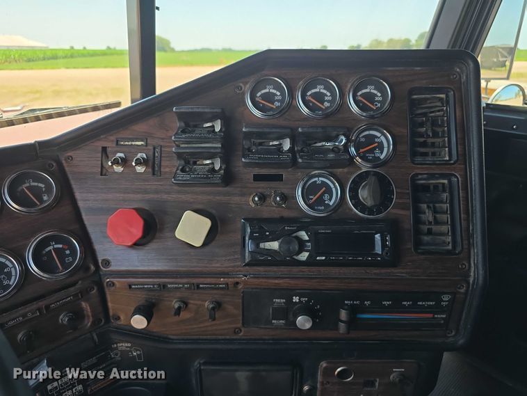 image for item DR3869 1998 Freightliner FLD120 semi truck