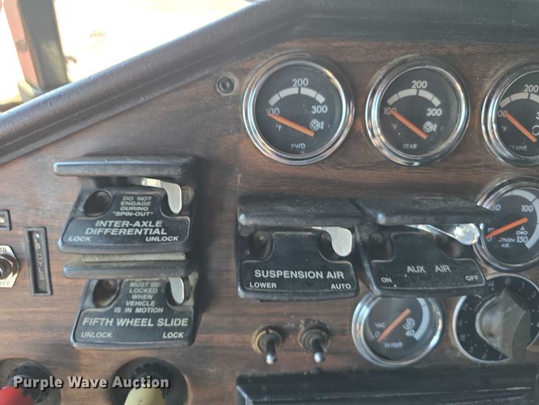 image for item DR3869 1998 Freightliner FLD120 semi truck