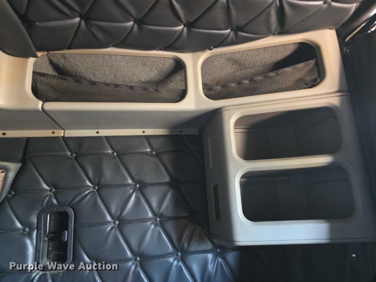 image for item DR3869 1998 Freightliner FLD120 semi truck