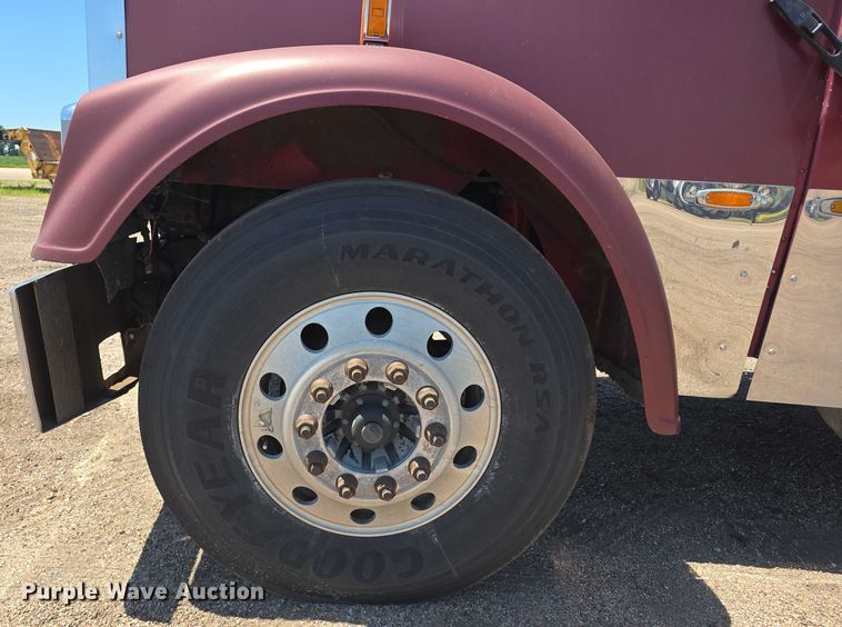 image for item DR3869 1998 Freightliner FLD120 semi truck