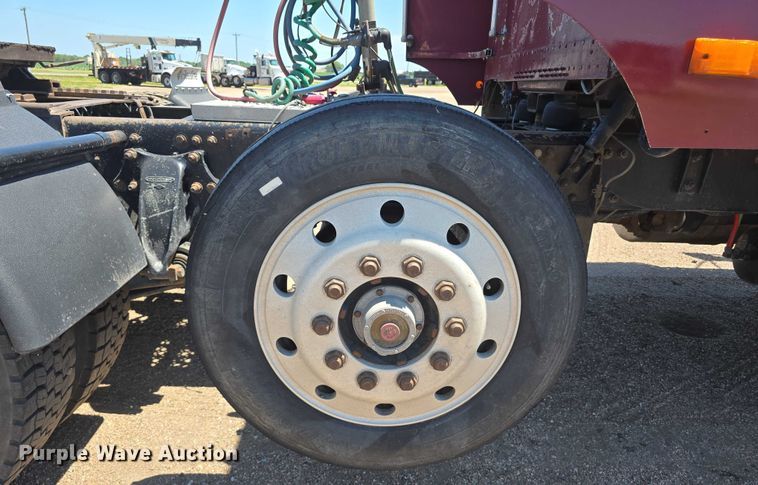 image for item DR3869 1998 Freightliner FLD120 semi truck