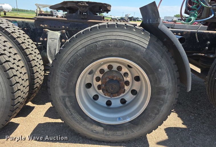 image for item DR3869 1998 Freightliner FLD120 semi truck