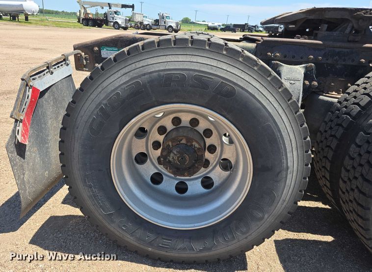 image for item DR3869 1998 Freightliner FLD120 semi truck