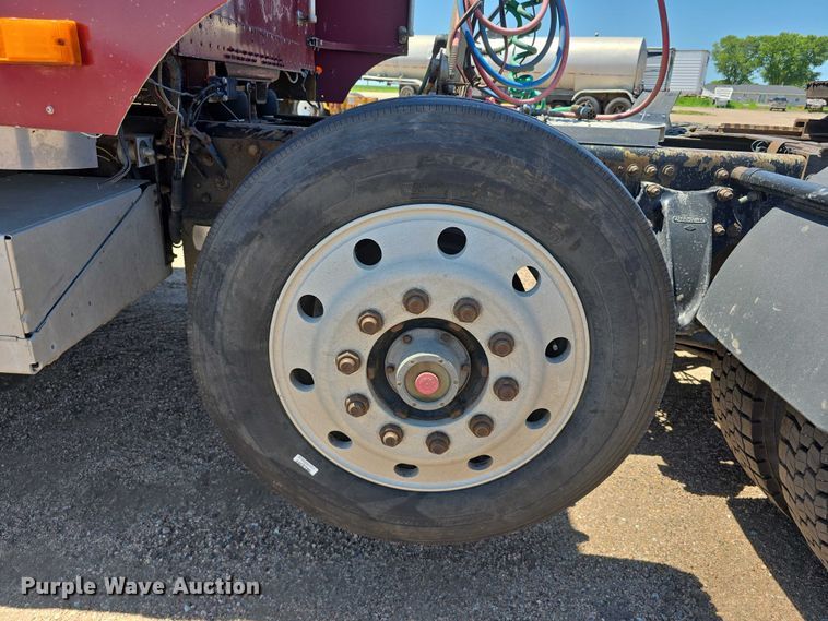 image for item DR3869 1998 Freightliner FLD120 semi truck