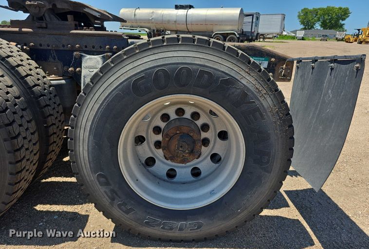 image for item DR3869 1998 Freightliner FLD120 semi truck