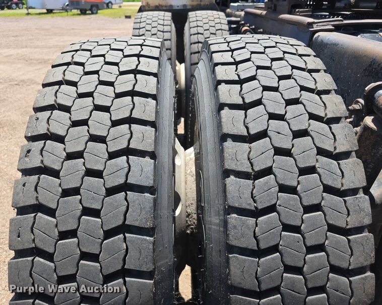 image for item DR3869 1998 Freightliner FLD120 semi truck