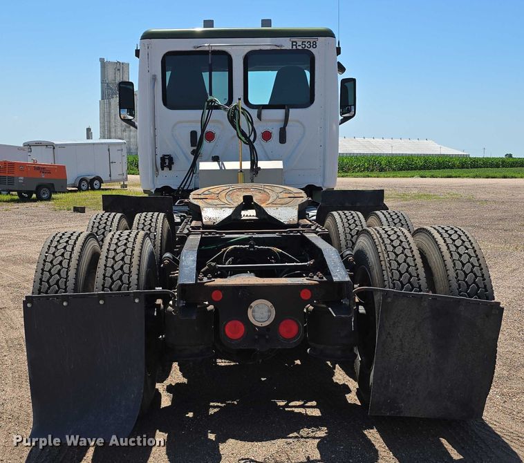 image for item DR3870 2019 Freightliner Cascadia 126 semi truck