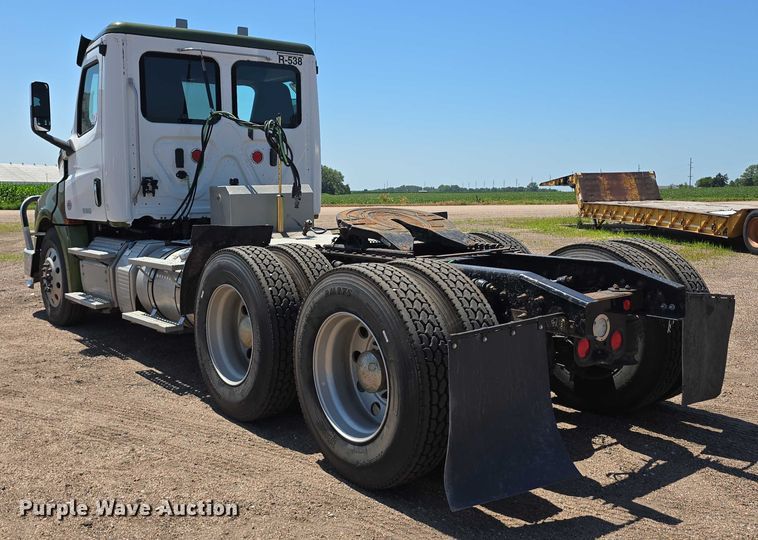 image for item DR3870 2019 Freightliner Cascadia 126 semi truck