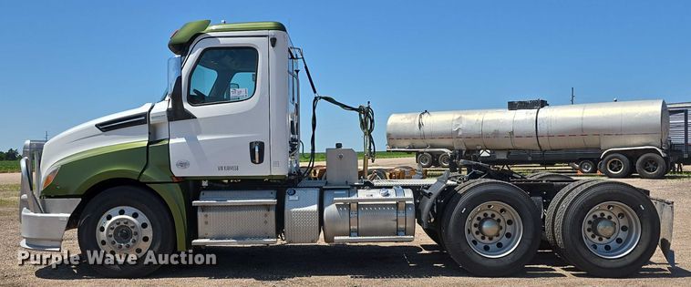 image for item DR3870 2019 Freightliner Cascadia 126 semi truck