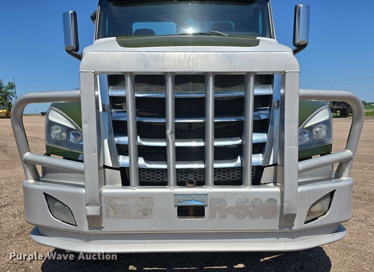 image for item DR3870 2019 Freightliner Cascadia 126 semi truck