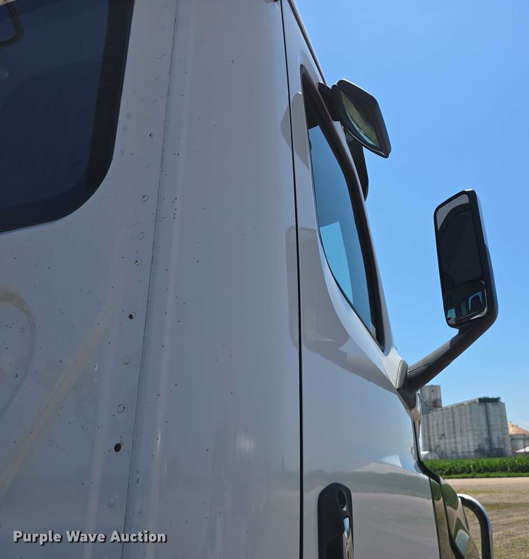 image for item DR3870 2019 Freightliner Cascadia 126 semi truck