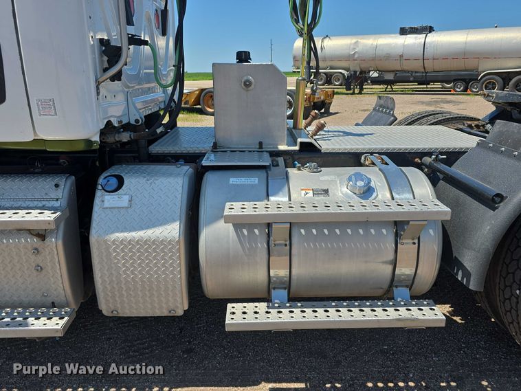 image for item DR3870 2019 Freightliner Cascadia 126 semi truck