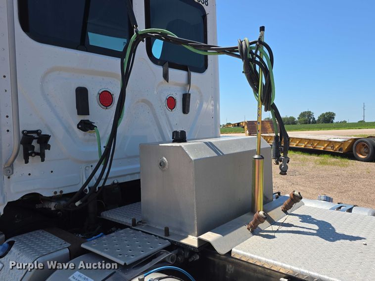 image for item DR3870 2019 Freightliner Cascadia 126 semi truck